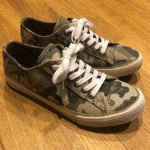 Camouflage Low Top Sneakers Size 9.5